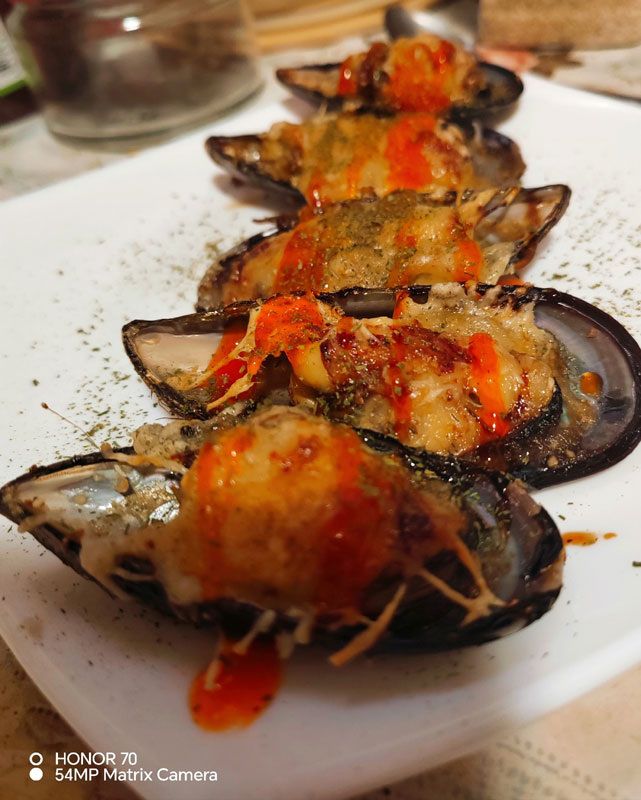 Мидии под чесночно-сырной корочкой: просто и вкусно