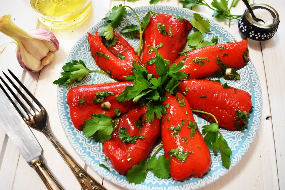Печеный болгарский перец с травяной заправкой: как приготовить вкусную закуску на несколько дней